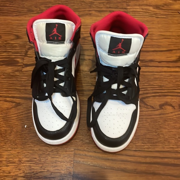 Jordan 1 Mid Gym Red Black and White size 6 Y 7.5/8 in women’s Nike - Picture 3 of 5